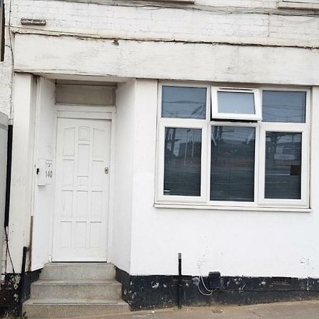 Отель 140 Midland Road Лутон Экстерьер фото
